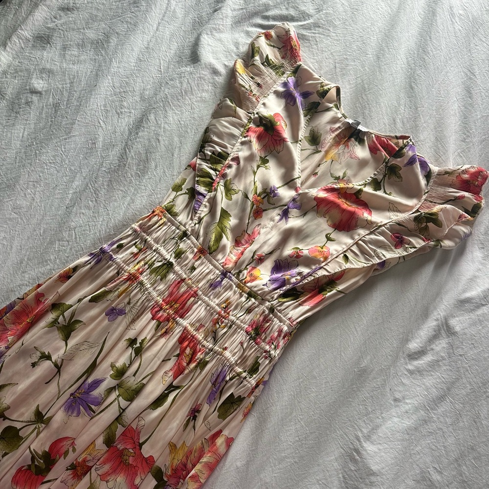 XS but fits a S floral patterned silky dress that is flattering for love handles